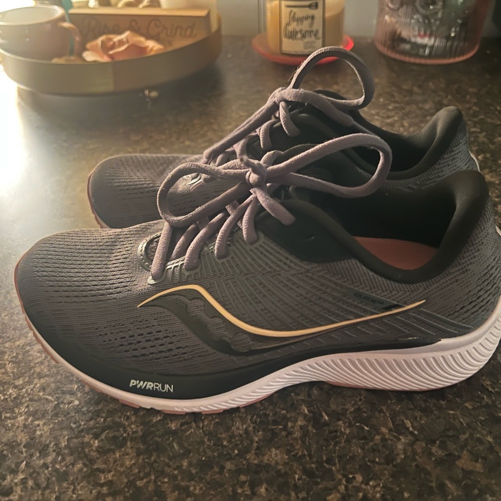 Saucony Charcoal/black/rose power run tennis shoe